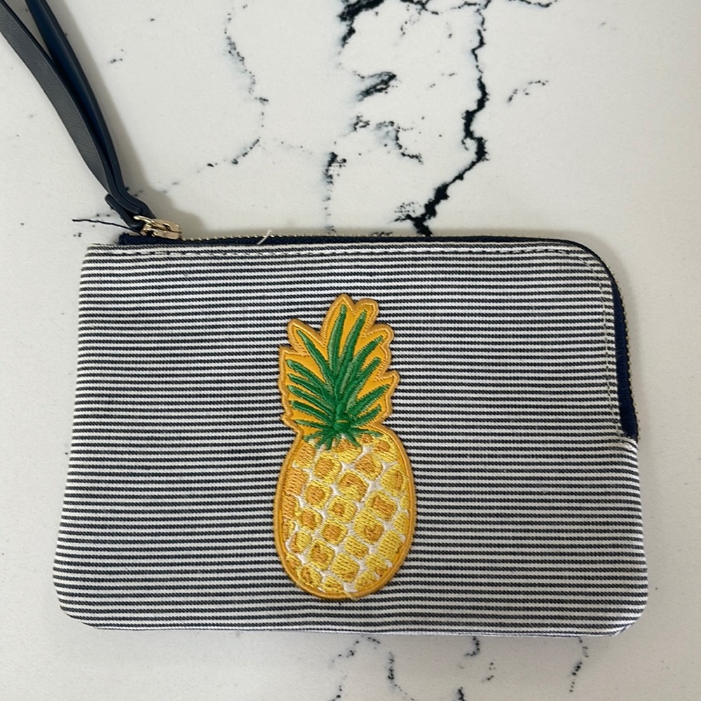 REALLY CUTE NEVER WORN LITTLE HAND POUCH💙!!